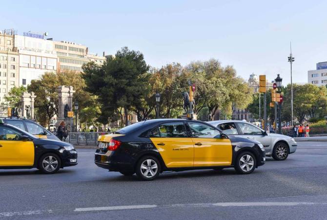 Ethnic Armenian taxi drivers in Barcelona offer free transportation to medics to fight COVID-19
