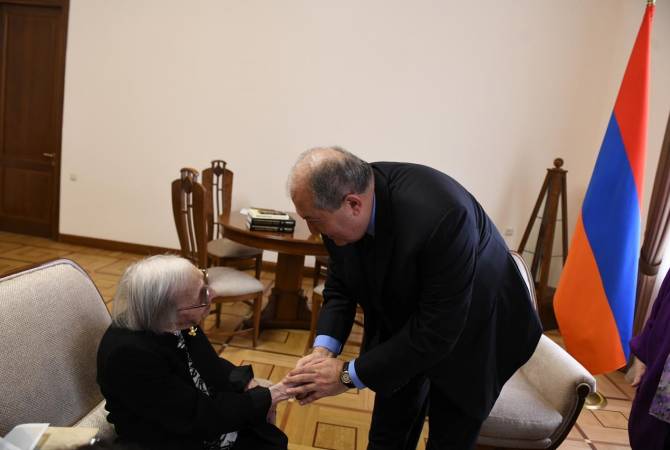 Президент поздравил научного сотрудника Матенадарана со 100-летием

