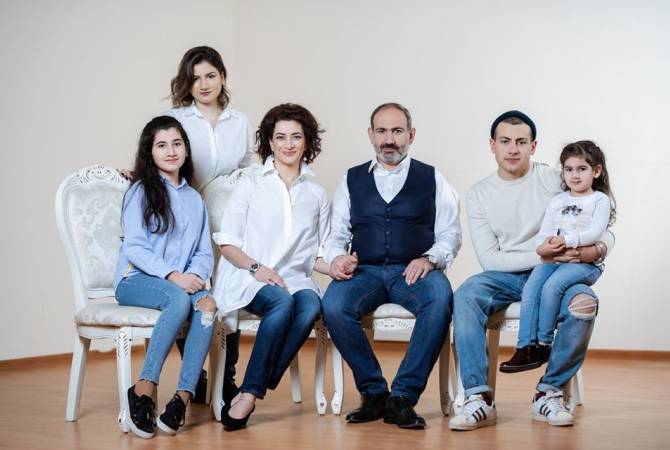 ليحفظ الرب بلدنا وشعبنا-زوجة رئيس الوزراء الأرميني آنا هاكوبيان تطلب من المواطنين البقاء بالمنزل-