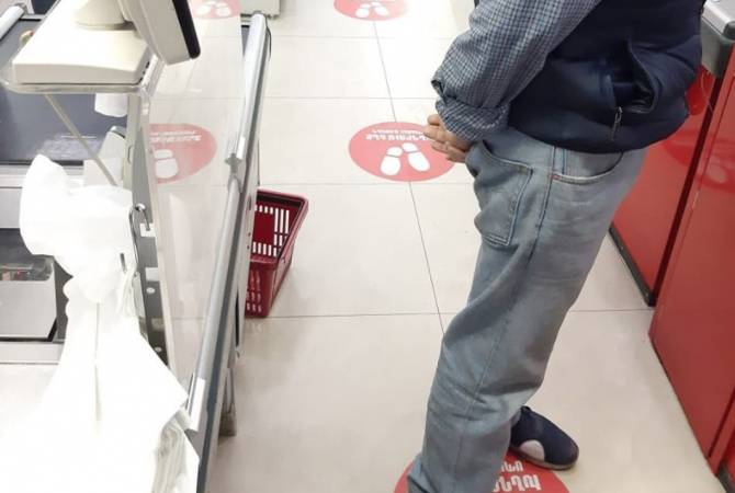 АРМЕНИЯ: В супермаркетах делаются специальные метки для соблюдения социальной дистанции посетителей в очереди