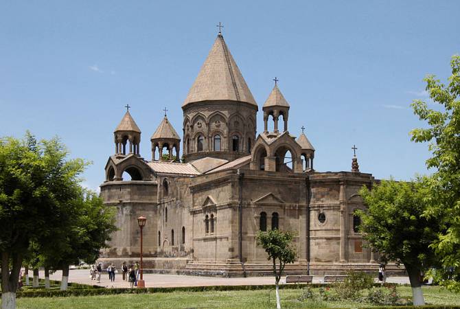 قداس إلهي بكاتدرائيةإتشميادزين المقدس للتعافي ولدخول مؤسس الكنيسةالأرمنيةالقديس كريكور المنورللحجرة 