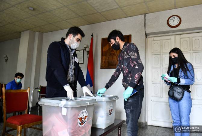 На избирательном участке в Ереване по состоянию на 11:00 проголосовали 94 
избирателя

