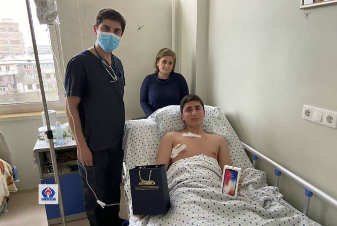 زوجةرئيس وزراء أرمينيا السيدة آنا هاكوبيان تزور الصبي المصاب من العدوان الأذربيجاني الهمجي والطفلة..