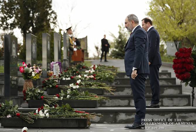 Премьер-министр Армении почтил память героев четырехдневной апрельской войны 

