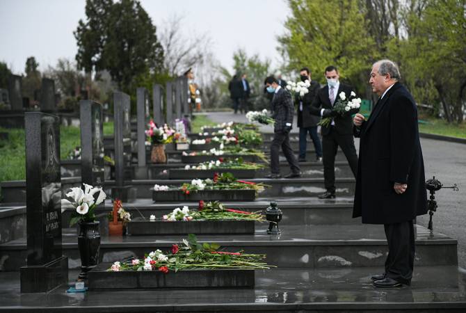الرئيس أرمين سركيسيان يزورالمقبرة العسكرية ويكرم شهداء حرب أبريل-2016ودحر العدوان الأذربيجاني الغاشم