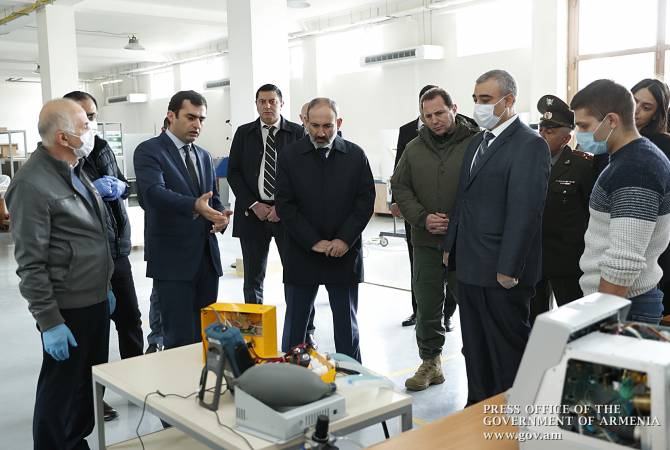 رئيس الوزراء الأرميني نيكول باشينيان يتفقّد أجهزة الاستنشاق المتطورة من إنتاج أرمينيا مع وزير الدفاع
