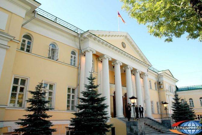 Граждане Армении по вопросу трудоустройства в РФ обращаются в посольство Армении


