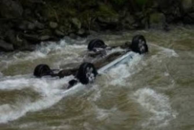 Փրկարարները դուրս են բերել գետն ընկած ավտոմեքենան