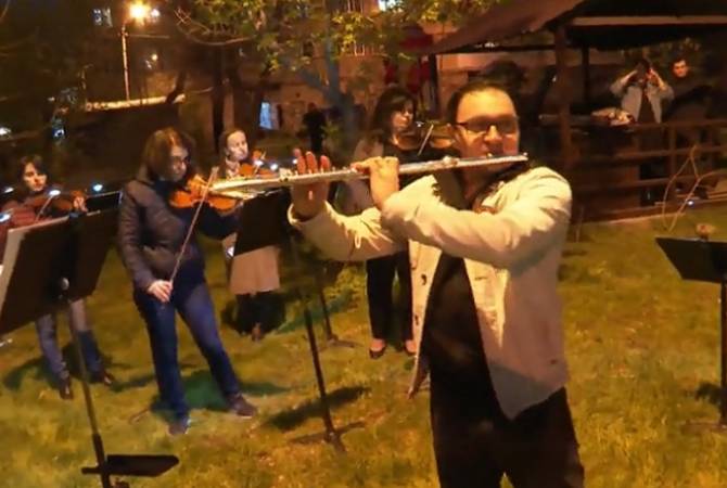Национальный филармонический оркестр Армении выступил в одном из дворов Еревана