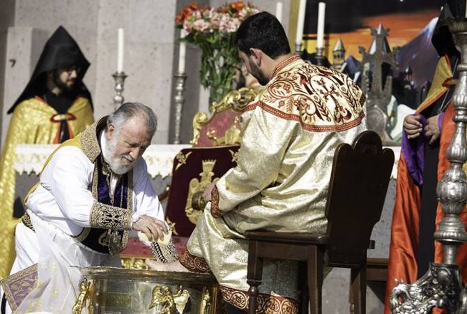 كاثوليكوس عموم الأرمن كاريكين ال2 يغسل أرجل الكهنة في الخميس الكبير تيمناً بيسوع المسيح