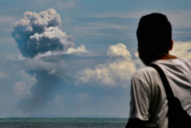  В Индонезии вулкан Анак-Кракатау дважды за сутки выбросил столб пепла 