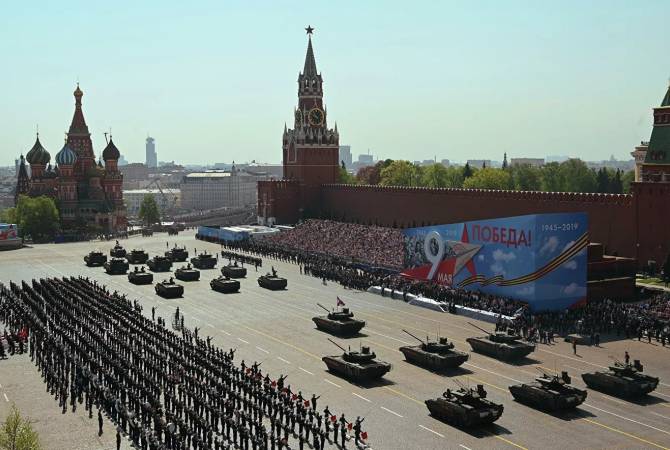  Путин отложил проведение парада Победы в Москве

 