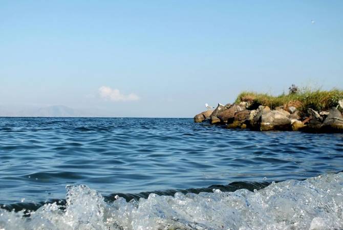 По сравнению с апрелем прошлого года уровень воды в озере Севан поднялся на 3 
сантиметра

