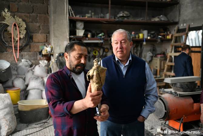  Президент провел дистанционную беседу со скульптором Альбертом Варданяном

 