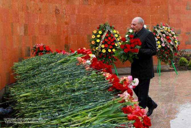 رئيس جمهورية آرتساخ باكو ساهاكيان يزور نصب ستيباناكيرت ويكرم شهداء الإبادة الأرمنية