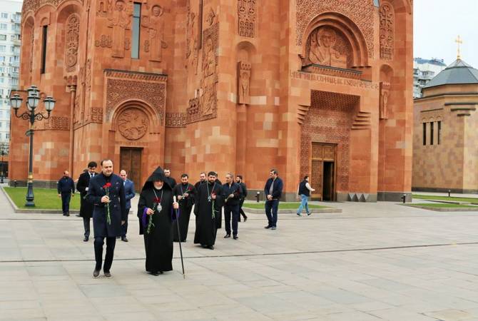 سفير أرمينيا بروسيا والمطرانية الأرمنية بروسيا تكرم شهداء الإبادة الأرمنية بالكنيسة الأرمنية بموسكو