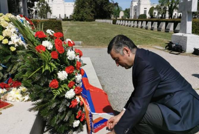  Посол Армении возложил венок к Памятнику героям Советской армии на площади 
Шварценбергплац Вены 