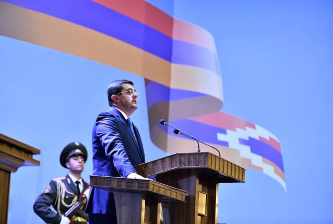 رئيس جمهورية آرتساخ آرايك هاروتيونيان يؤدي اليمين الدستورية بحضور القيادة العليا لأرمينيا وآرتساخ