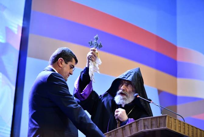 رئيس أساقفة آرتساخ للكنيسة الأرمنية الرسولية المطران باركيف مارتيروسيان يبارك الرئيس الجديد لآرتساخ 
