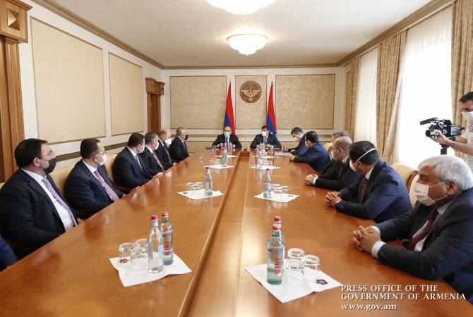 Leaders of Armenia and Artsakh meet with banking system representatives in Stepanakert