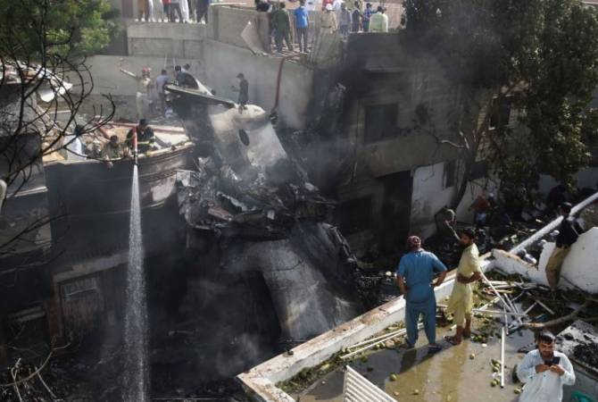При крушении самолета в Пакистане погибли 90 человек
