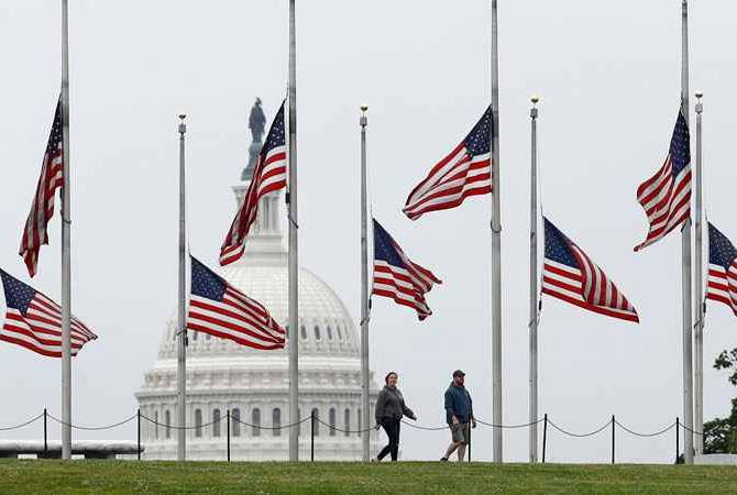 Флаги приспустят на три дня в США в память о жертвах COVID-19