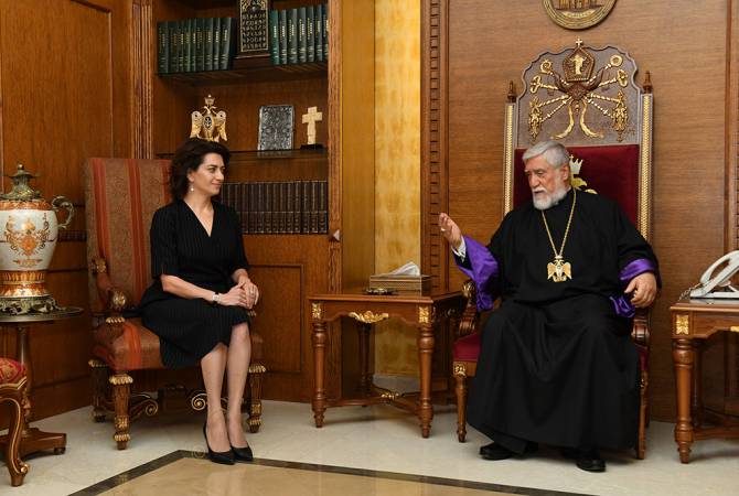 زوجة رئيس وزراء أرمينيا آنا هاكوبيان تتحدث هاتفياً مع قداسة كاثوليكوس بيت كيليكيا الكبير آرام ال1