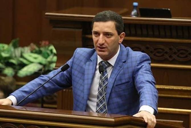 Председатель НС Армении сделал депутату предупреждение за то, что он не в маске

