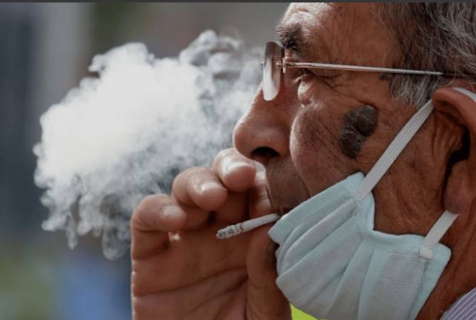 Курильщиков предупредили о тяжелой форме заболевания COVID-19