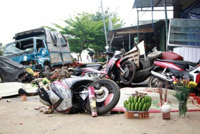  Во Вьетнаме грузовик въехал в продавцов на рынке 