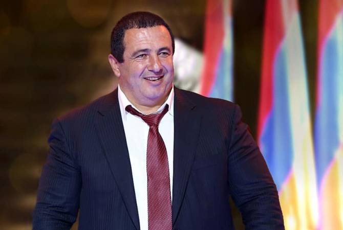 رئيس حزب باركافاج هاياستان النائب كاكيك تساروكيان يغادر مبنى وكالة الأمن القومي الأرميني