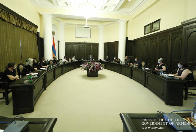 Премьер-министр Никол Пашинян провел встречу с родителями погибших 
военнослужащих 
