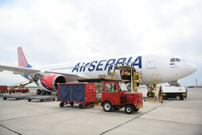  В Ереван прибыл первый самолет из Сербии с медицинскими принадлежностями и 
оборудованием

 