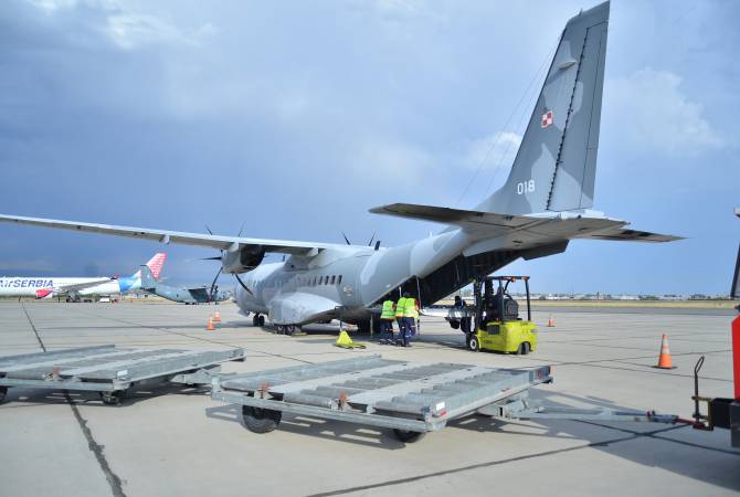 Լեհաստանից Հայաստան բժշկական պարագաների խմբաքանակ տեղափոխող 
ինքնաթիռը Երևանում է
