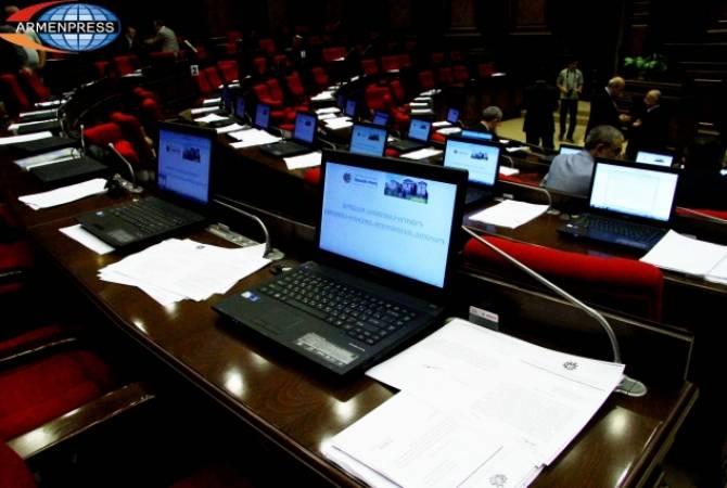 Парламент Армении на внеочередном заседании обсудит законопроект о замене 
председателя и судей КС

