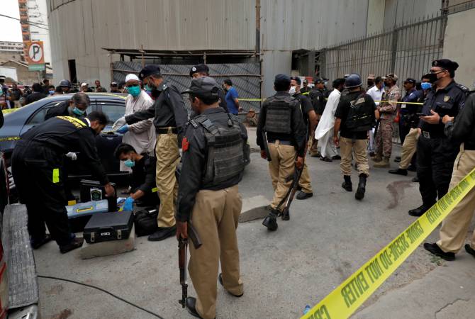  Вооруженные люди напали на здание фондовой биржи в Пакистане
 