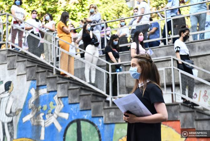 В Армении начались единые экзамены: на экзамене по иностранному языку  участвуют 
2102 абитуриента

