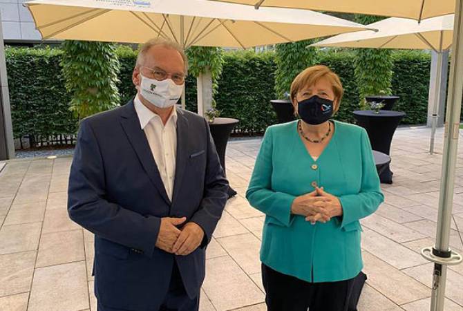 Меркель впервые с начала пандемии появилась на публике в защитной маске
