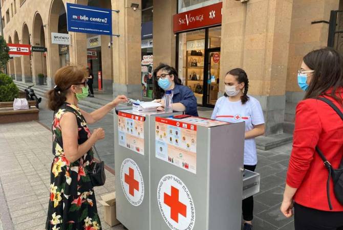 Երևանում կամավորները քաղաքացիներին դիմակ են բաժանում եւ ներկայացնում հակահամաճարակային կանոնները