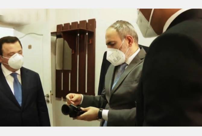  
Пашинян посетил основанный в Армении завод по выпуску автоматов Калашникова
