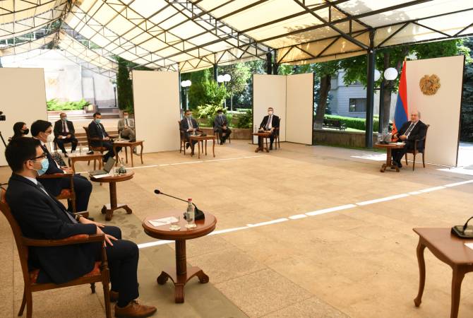 الرئيس أرمين سركيسيان يلتقي بمجموعة من أعضاء اللجنة المهنية للإصلاحات الدستورية بأرمينيا
