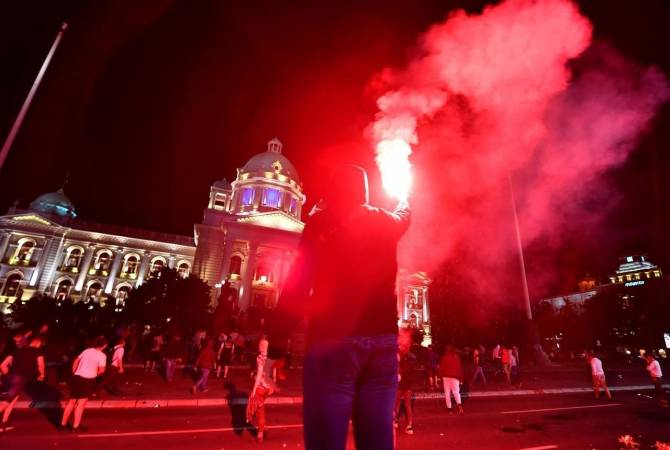 В Сербии протестующие из-за мер против COVID-19 прорвались в парламент
