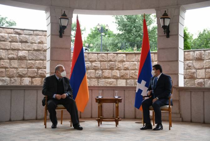 رئيس أرمينيا أرمين سركيسيان يصل لجمهورية آرتساخ بزيارة عمل ويلتقي الرئيس أرايك هاروتيونيان