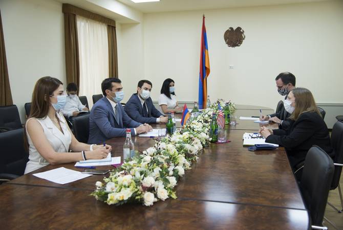 Министр высокотехнологической промышленности Армении принял посла США 

