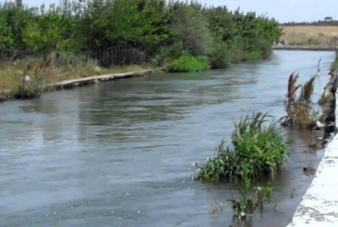 В селе Агдзк гражданин упал в  канал 