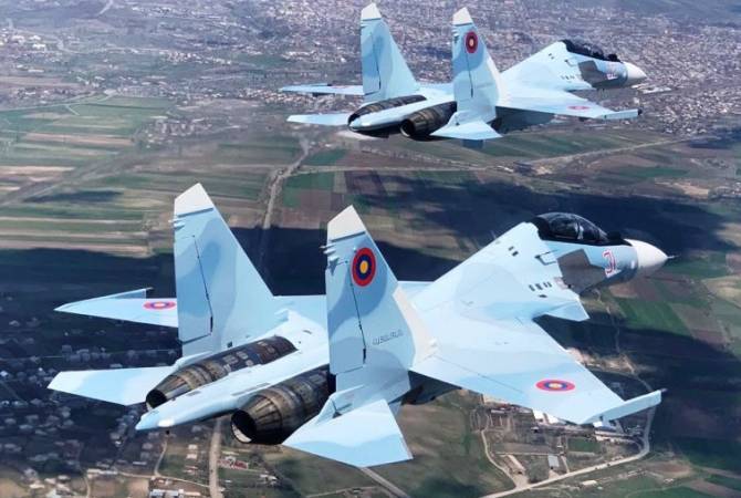 وزير الدفاع الأرميني ديفيد تونويان يستقبل الطيارين الروس الكبيرين فياتشيسلاف أفيريانوف ويفجيني أفيري