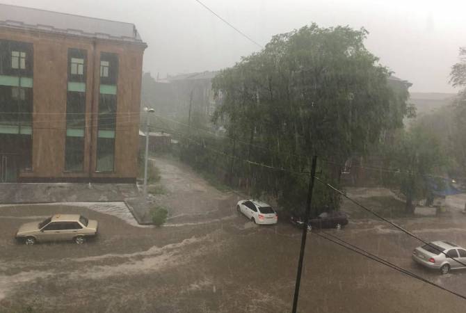 Հորդառատ անձրևը կաթվածահար է արել Գյումրու երթևեկությունը