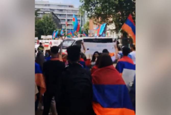 مجموعات من الشباب وأفراد من المجتمع الأرمني بهولندا تحتج على السياسة العدوانية لأذربيجان على أرمينيا