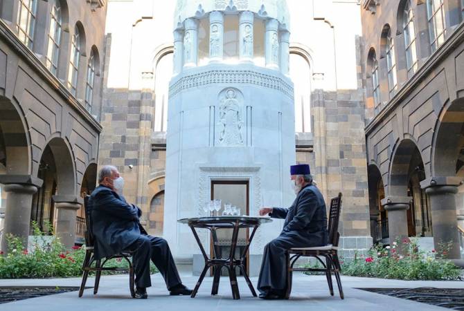 الرئيس أرمين سركيسيان يزور الكرسي الأم-إتشميادزين المقدس ويلتقي قداسةكاثوليكوس عموم الأرمن كاريكين2 