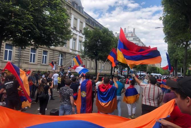تجمع للشباب الأرمني في مدينة ستراسبورغ الفرنسية ضد العدوان الأذربيجاني السافر على أرمينيا 